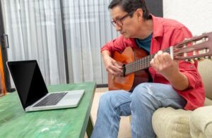 É possível aprender violão estudando online?